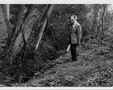 JoyW_0062 Horace Horsman, first Secretary to the Lapworth History Group, at Harborough Banks