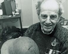 20141003_0023 Fred Neale with the helmet that saved his life in WW1