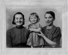 TEW02726462_00038 Polly Reeve with her sister Louise (right) and Louse's daughter Elizabeth