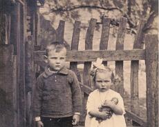 TEW02726462_00047 George Reeve (aged 7) with sister Louise (aged 5)