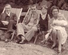 Ilfracombe c.1947 Ilfracombe, c1947. On the left, James Henry Teal Terry Teal's Grandfather), then Eric Teale and then a youthful Terry Teal