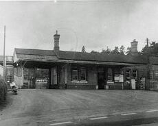 LHG03_0002 Lapworth Station forecourt